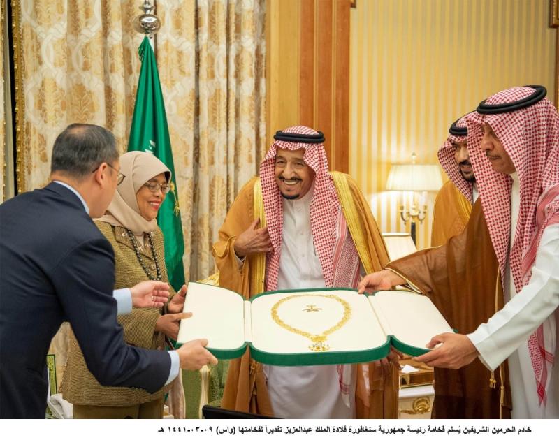 الملك سلمان يسلم الرئيسة السنغافورية قلادة الملك عبدالعزيز تكريما وتقديرا لها (واس)