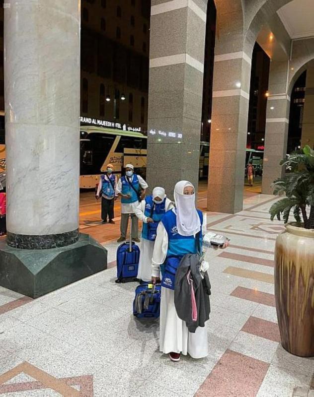 صور.. الدفعة الأولى من معتمري الخارج تصل المدينة