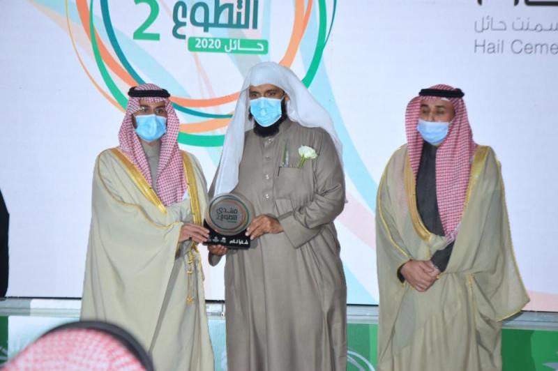 نائب أمير حائل يسلم تكريم الموارد البشرية لـ