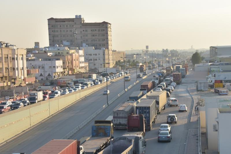 فوضى الشاحنات.. صداع مزمن بطريق «ميناء الدمام»