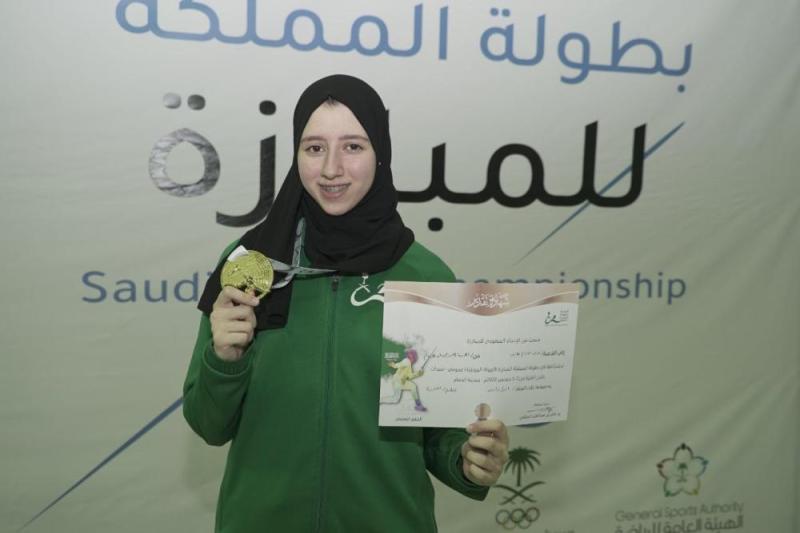 ندى عابد بطلة المملكة للمبارزة النسائية