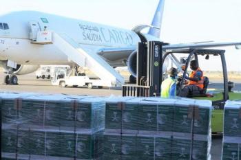 مركز الملك سلمان يسلّم 100 طن مواد غذائية لمتضرري الفيضانات بالنيجر
