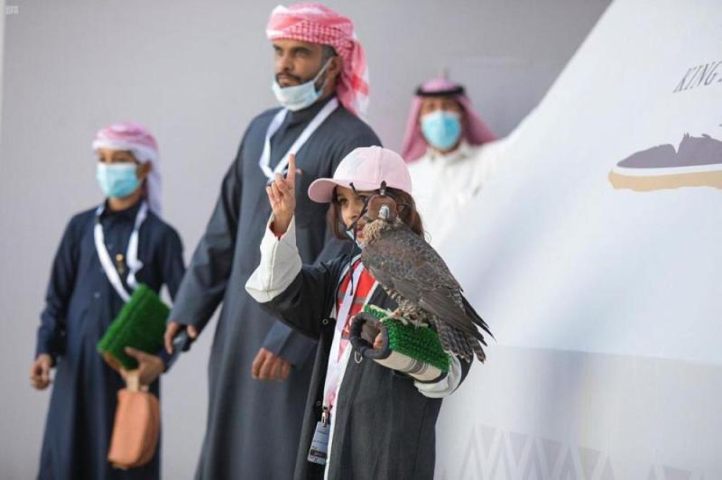 طفل يحقق لقب كأس «صقار المستقبل»