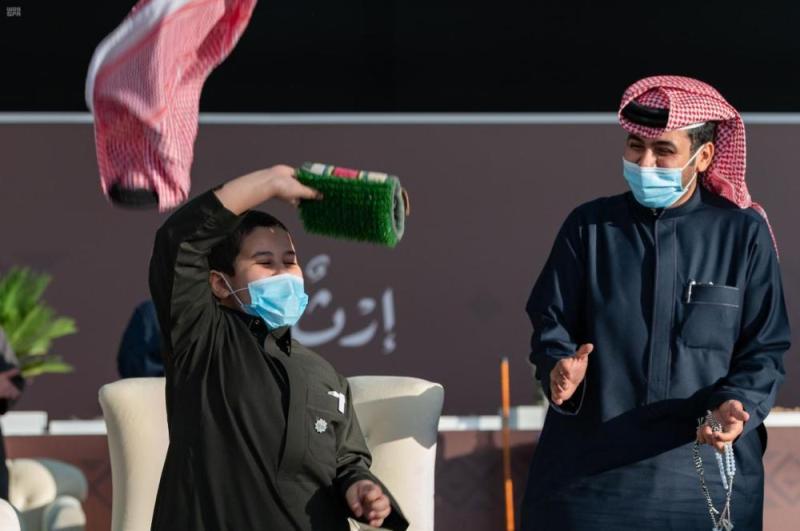 طفل يحقق لقب كأس «صقار المستقبل»