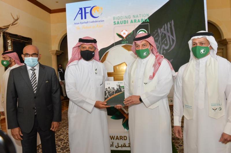 رئيس الإتحاد الآسيوي يتسلم ملف السعودية لاستضافة كأس آسيا ٢٠٢٧