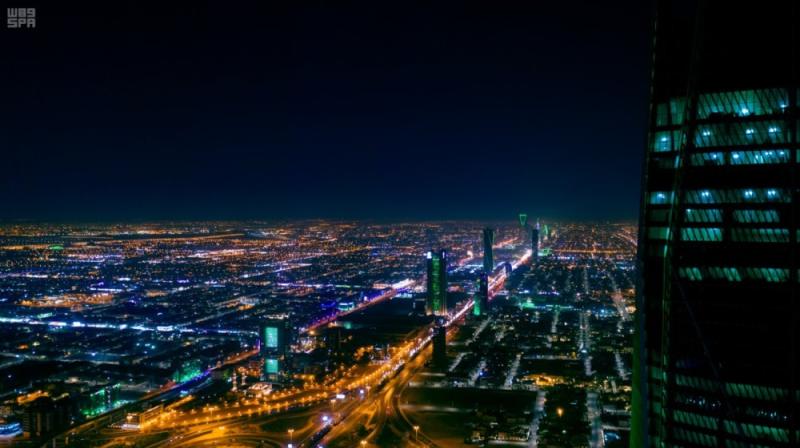إيقاف عرض أجهزة اتصال ممنوعة لإحدى الشركات بالرياض