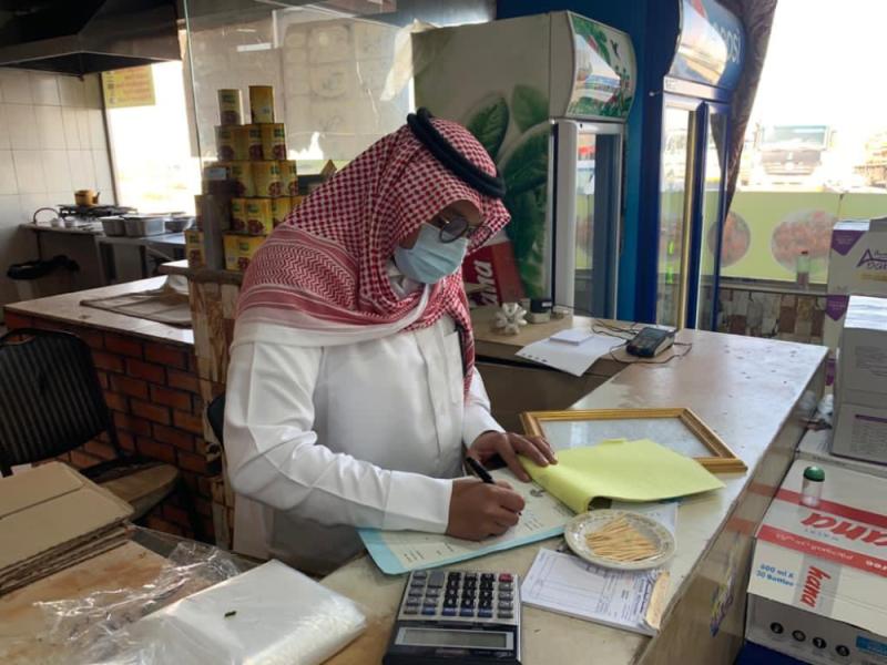10 محلات مخالفة في بقيق