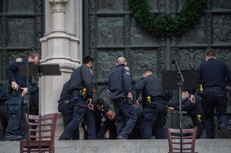 الشرطة تصيب مسلحا خارج كنيسة في نيويورك
