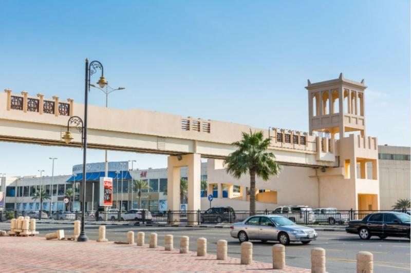 «الجرافيتي» يزين جسر مشاة بكورنيش الدمام