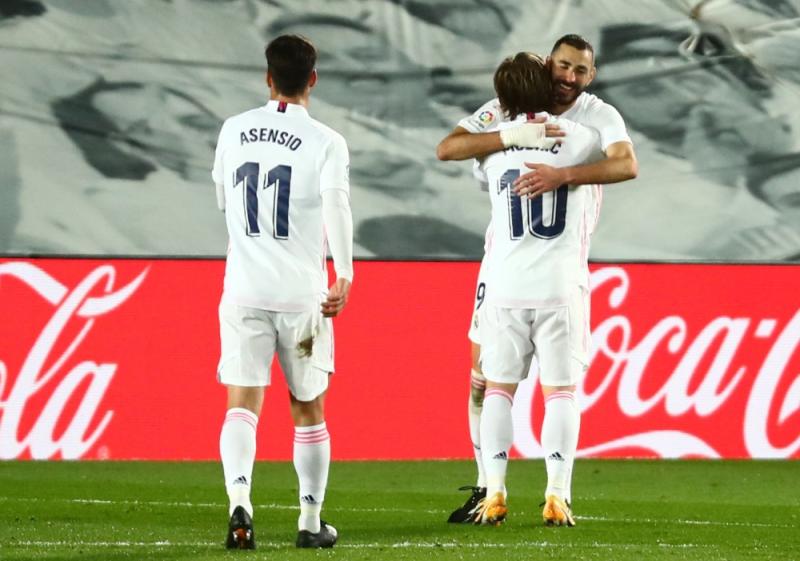 ريال مدريد يواصل التفوق بثنائية بنزيمة