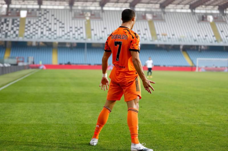 ليفاندوفسكي يهدد عرش ميسي ورونالدو في 2020