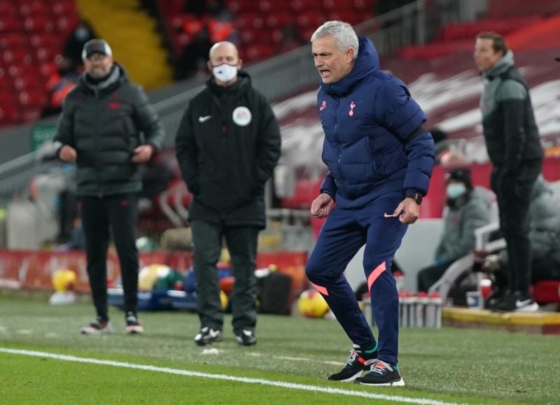 ليفربول يكسب توتنهام وينفرد بصدارة الدوري الإنجليزي