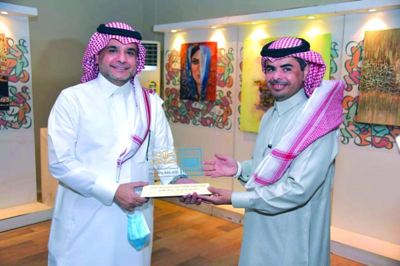 «الشدي» يفتتح «حروفيات» ويبدي إعجابه بلوحاته