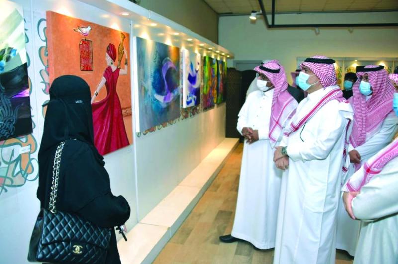 «الشدي» يفتتح «حروفيات» ويبدي إعجابه بلوحاته