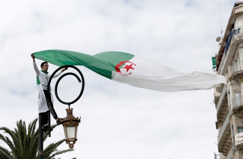 الجزائر: 410 إصابات جديدة بكورونا