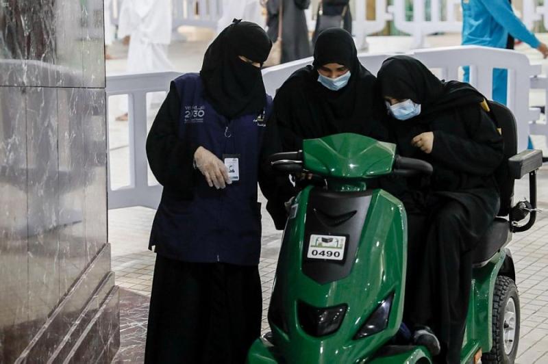 1500 سيدة لخدمة زائرات المسجد الحرام