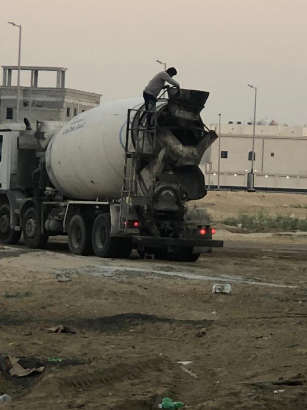الخبر.. إلزام مخالفي «سيارات الخرسانة» بتنظيف المواقع