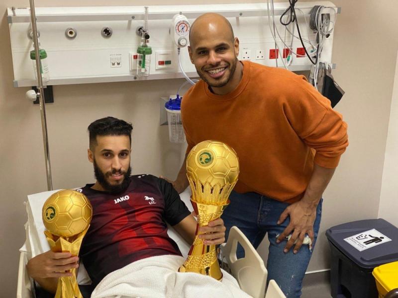 مدرب الاتفاق يهدي العلوني كأس الدوري