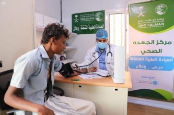 العيادات المتنقلة تخفف آلام النازحين بمخيم وعلان