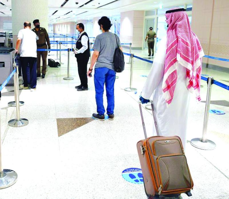 هدوء بالمطارات.. وجدولة مغادرة معتمري الخارج