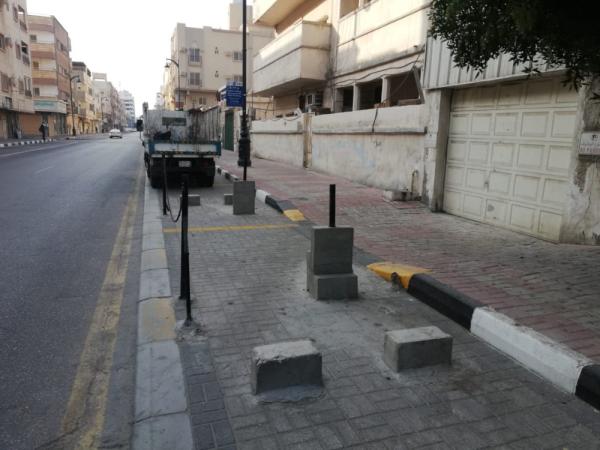 الخبر.. تشكيل فريق لإزالة الحواجز العشوائية