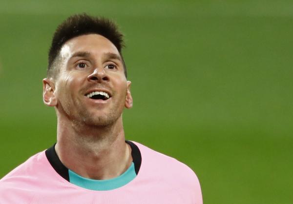 ميسي يحطم رقم بيليه القياسي مع برشلونة