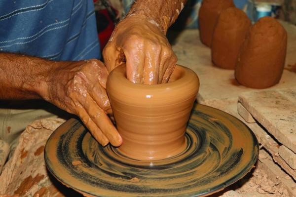 «الفخار».. تحف فنية من التراب والطين