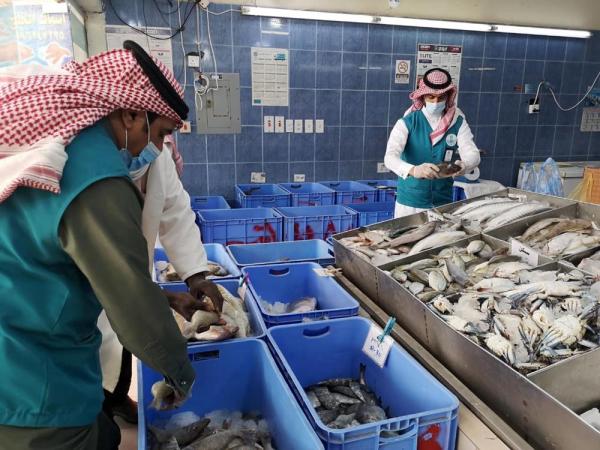 إغلاق 5 منشآت مخالفة بالنعيرية