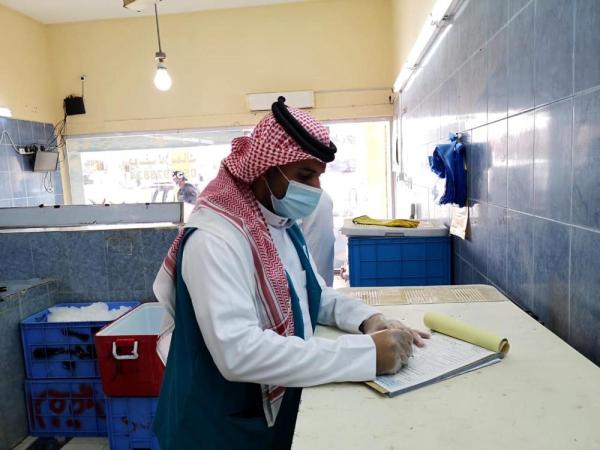 إغلاق 5 منشآت مخالفة بالنعيرية