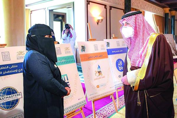 أمير تبوك يشيد بأعمال فناني المنطقة