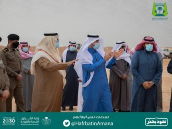 محافظ حفر الباطن يتفقد مهرجان الصقور
