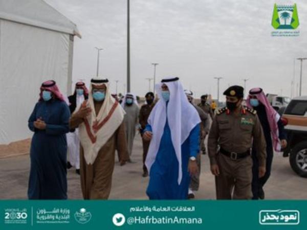 محافظ حفر الباطن يتفقد مهرجان الصقور