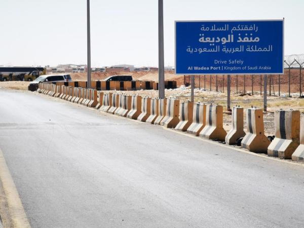 110 آلاف شاحنة ومركبة تعبر 
