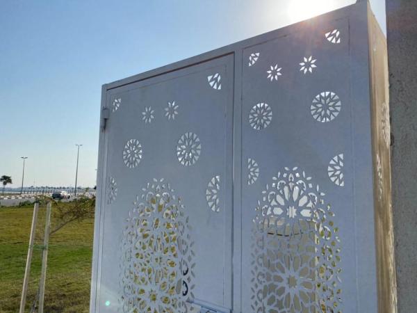 لوحات جمالية تزين 60 محولاً كهربائياً بالقطيف