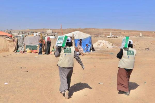 مركز الملك سلمان يوزع 2,000 كرتون تمور في مأرب
