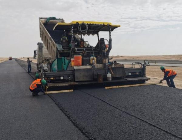 بدء الرصف الإسفلتي لطريق «حفر الباطن - رفحاء»
