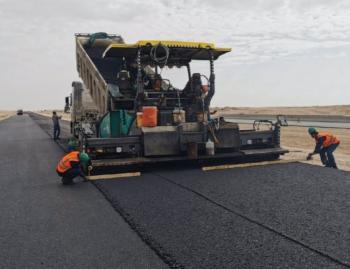 بدء الرصف الإسفلتي لطريق «حفر الباطن - رفحاء»