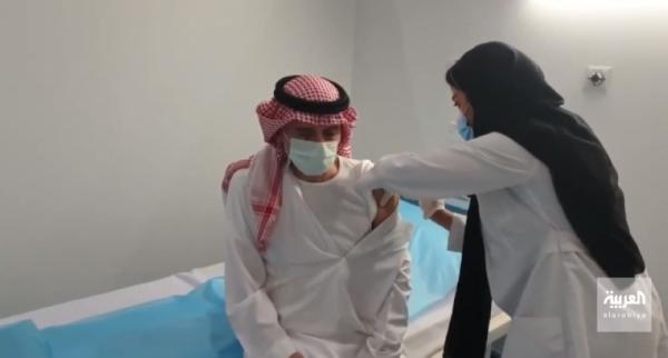 'الجبير' يتلقى اللقاح ويدعو الجميع لأخذه