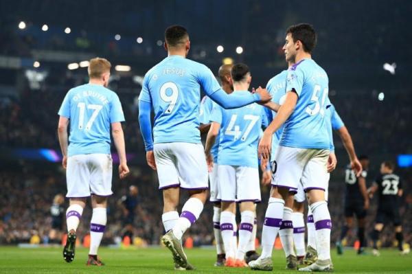 إصابة مدافع مانشستر سيتي بكورونا