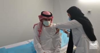 "الجبير" يتلقى اللقاح ويدعو الجميع لأخذه