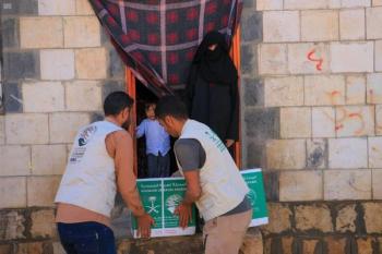 مركز الملك سلمان يوزع 35 طنًا سلال غذائية في مأرب
