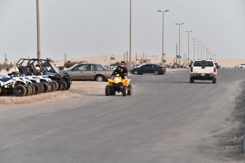الدبابات.. فوضى تداهم شاطئ العزيزية في الإجازات