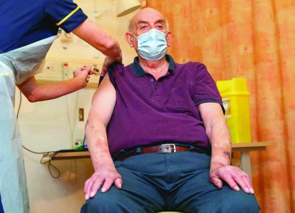 مريض كلى أول متلقي لقاح «أكسفورد»