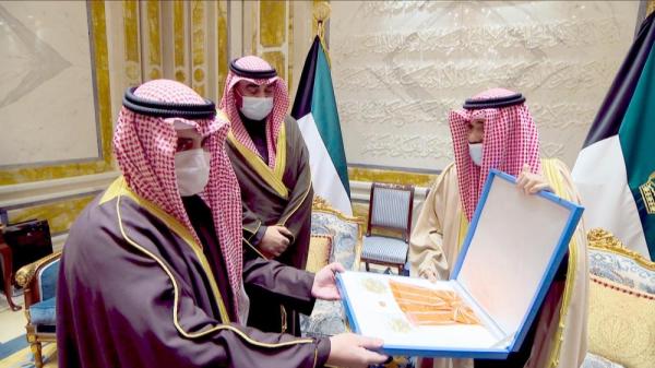 أمير الكويت يمنح وزير الخارجية وساما من الدرجة الأولى 