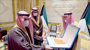 أمير الكويت يمنح وزير الخارجية وساما من الدرجة الأولى 