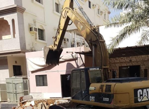 إزالة مبنى مخالف في حديقة بجدة