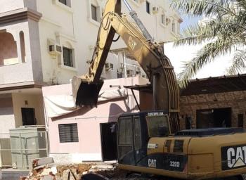 إزالة مبنى مخالف في حديقة بجدة