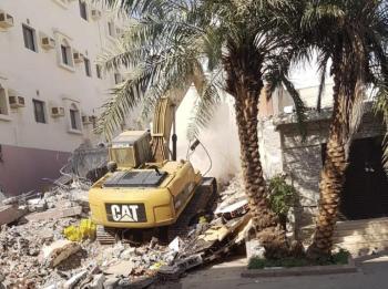 إزالة مبنى مخالف في حديقة بجدة
