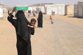 مركز الملك سلمان يوزع 2,000 كرتون تمور في مأرب