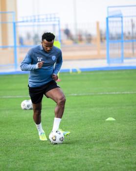 هيلاند يدعم الباطن ضد الهلال